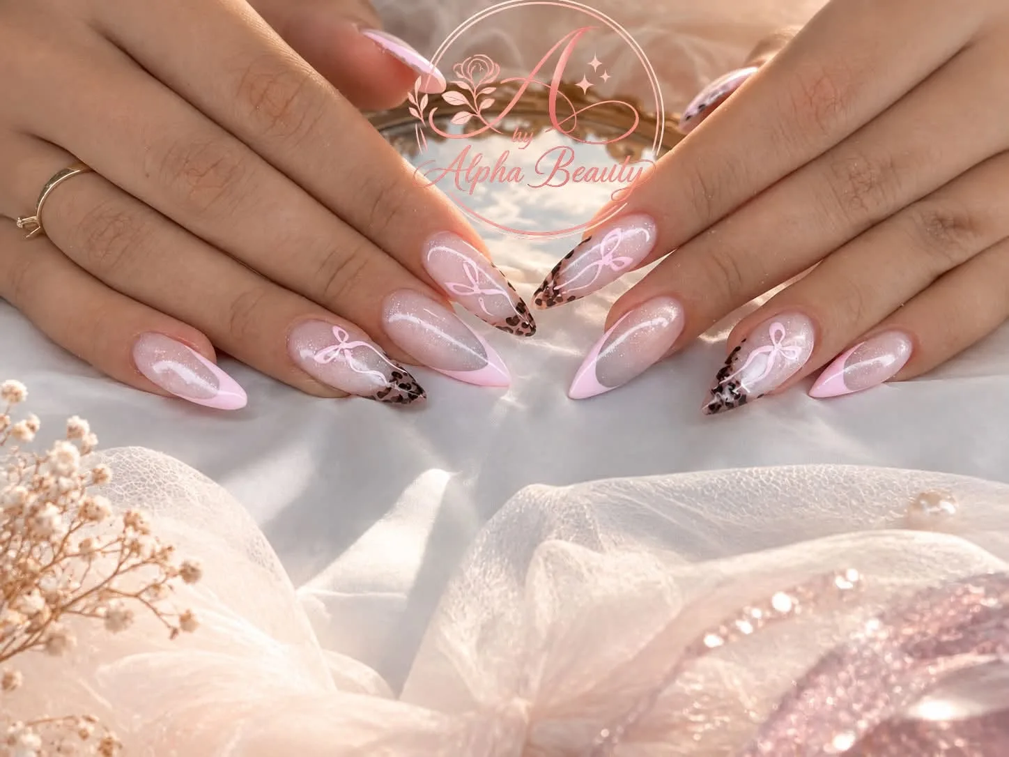Близък план на маникюр с гел лак в светли розови и беж тонове с фини цветни акценти по краищата на ноктите.